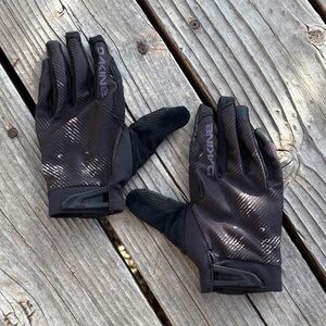 Dakine || size M || women’s mountain bike gloves
